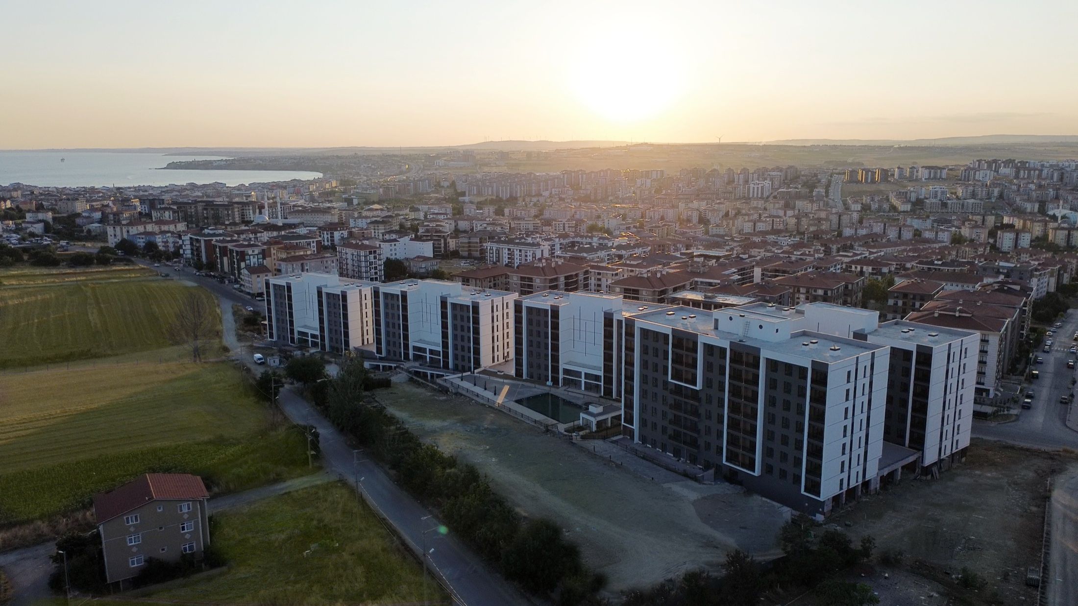 Güncel proje fotoğrafı / gün batımında kuşbakışı Rafine Silivri
